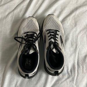 COPY - Women’s Brooks tennis shoes